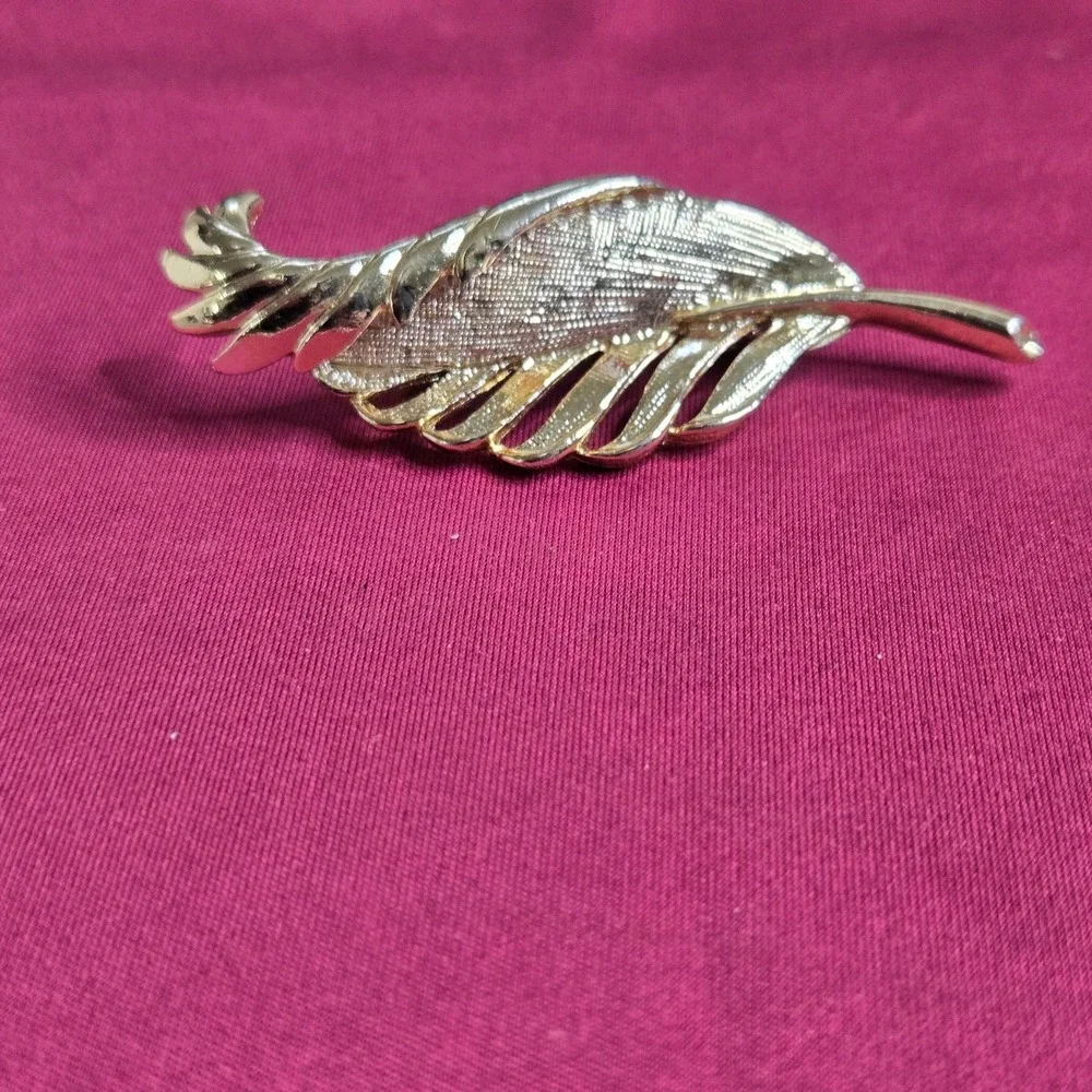 Vintage Gerry's Gold Tone Feather Leaf Brooch Pin Vintage Costume Jewelry 2.5